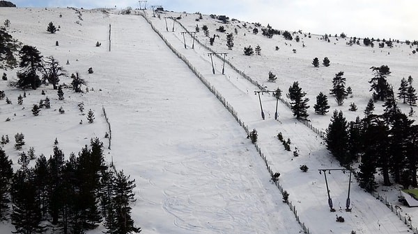Köroğlu Dağları'nın zirvesindeki Kartalkaya Kayak Merkezi'nde, bu sezon kar istenilen seviyeye ulaşılamadı.