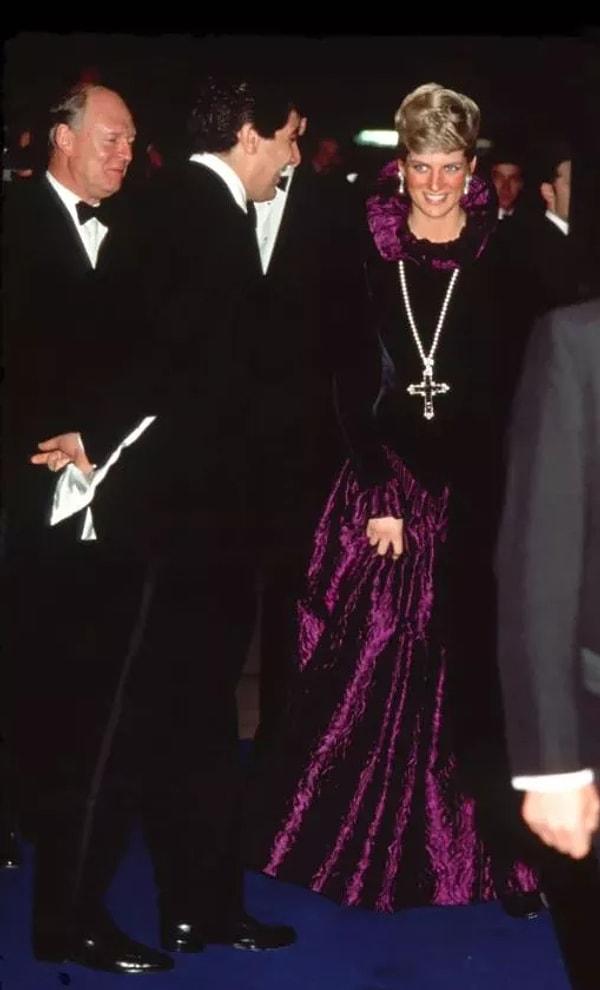 197.453 dolar ödediği Attalah Haçı, 1987’de Prenses Diana tarafından kadife bir elbiseyle birlikte Londra’daki bir yardım galasında kullanıldı. Parçanın o sırada Garrard isimli mücevher şirketi tarafından Prenses Diana’ya ödünç verildiği bildirildi.