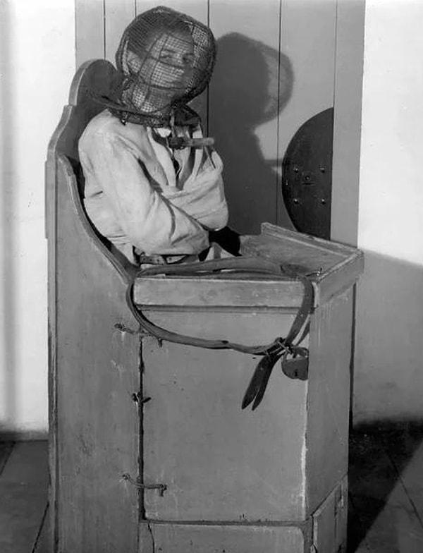 4. 1938'de Hollanda'da bulunan bir akıl hastanesinde nöbet geçiren hastalara verilen "Deliler Koltuğu"👇
