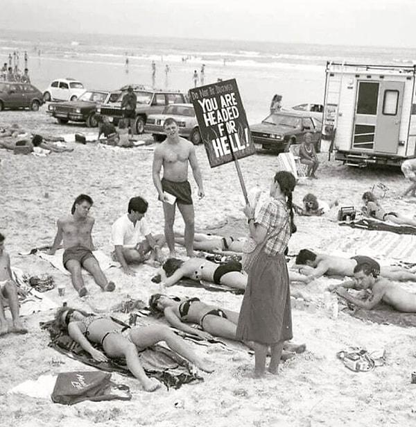 8. 1980'lerde, Daytona Sahili'nde yerlilerin turistlerden rahatsız oldukları için 'Cehenneme bilet aldınız' şeklinde açtıkları pankart👇