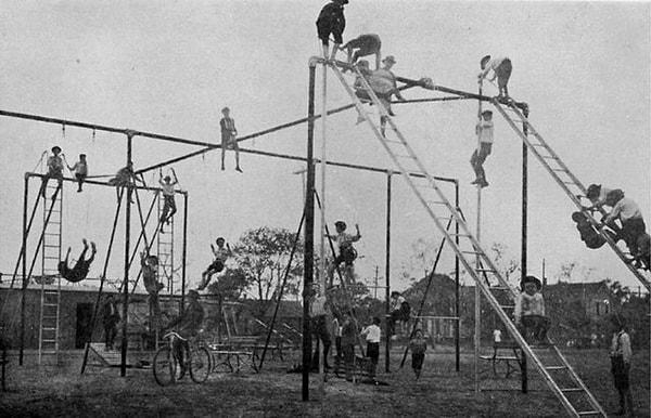 10. 1912 yılından, çocuklar için yapılmış bir park ve orada oynayan çocukların kameraya yakalanışı👇
