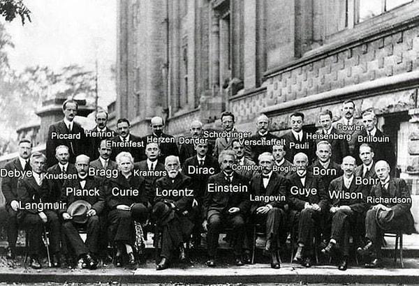 12. 1927'de Solvay Konferansı'nda bir araya gelen, aralarından on yedi tanesinin Nobel ödülü kazandığı bilim insanları👇