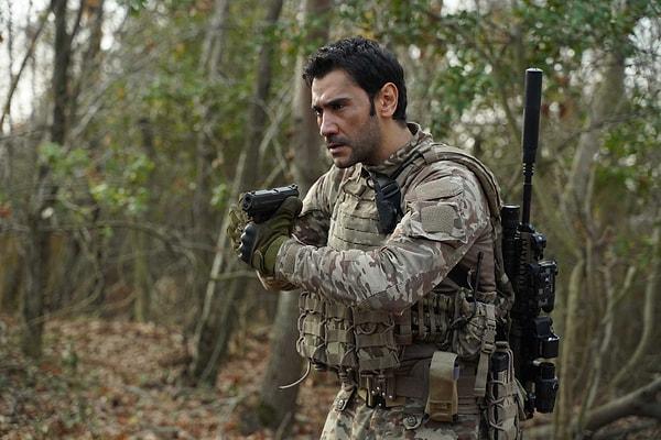 Başrollerinde Gülsim Ali İlhan, Uğur Güneş, Esra Bilgiç, İdris Nebi Taşkın'ın yer aldığı Al Sancak, dün akşam ilk bölümüyle ekranlardaki yerini aldı.