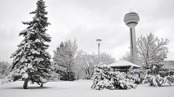 8. Kar yağdı diye sevindirip her yanı güzelce beyaza boyadıktan sonra ayaz yapmak en sevdiği huyudur Ankara'nın.