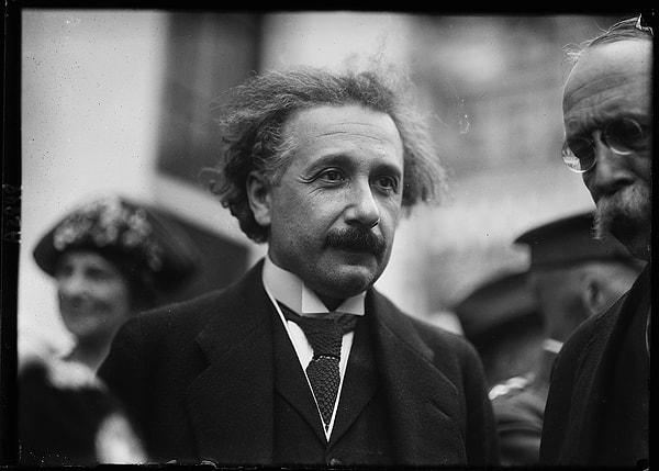 Albert Einstein, kariyerinin doruklarını görmüş, saygın ve döneminin en donanımlı bilim insanıydı.