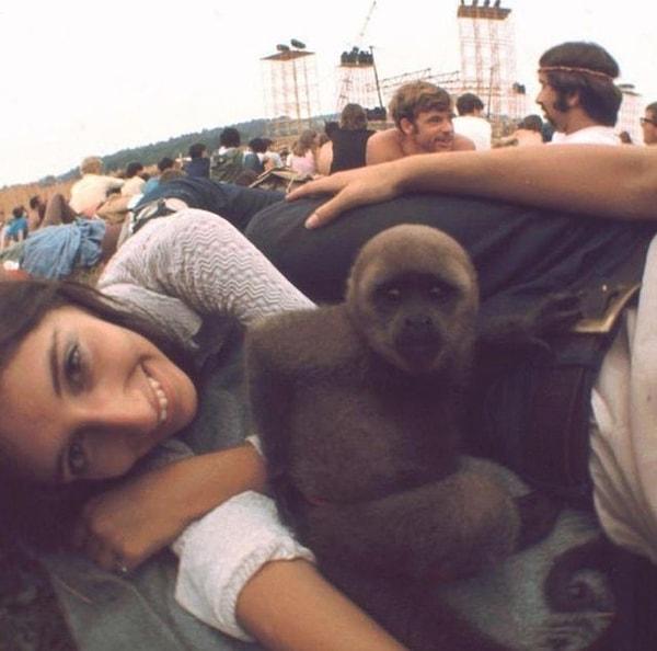 9. Woodstock Müzik Festivali'ne maymunuyla katılan kadın - 1969:
