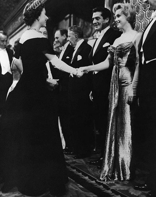 12. Marylin Monroe ve Kraliçe Elizabeth'in bir davet sırasında gerçekleştirdiği selamlaşma: