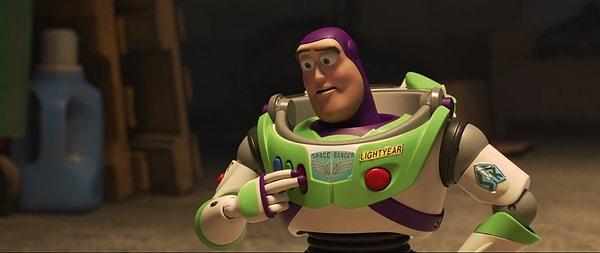 5. Toy Story 4 (2019) filmindeki Buzz Lightyear karakterinin üzerindeki yapıştırmalar yavaş yavaş sökülmeye başlamış.