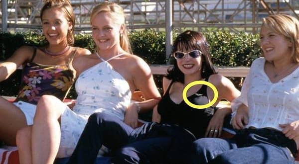 4. Never Been Kissed (1999) filminde Josie karakteri yaka iğnesi takarken popüler olmaya başladıkça diğer kızlar da aynı iğneden takmaya başlıyor.