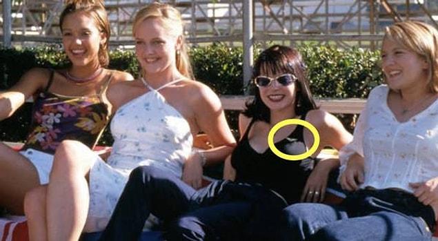 4. Never Been Kissed (1999) filminde Josie karakteri yaka iğnesi takarken popüler olmaya başladıkça diğer kızlar da aynı iğneden takmaya başlıyor.