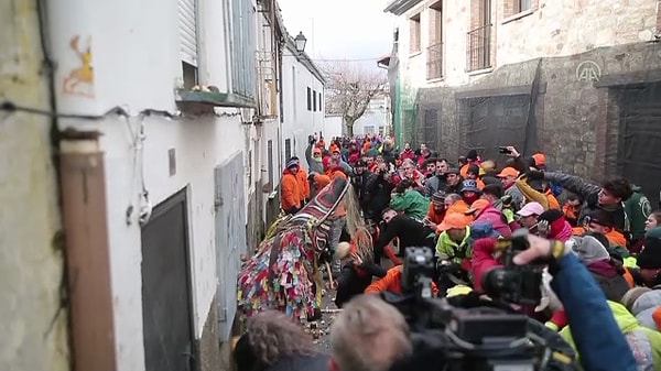 Kostümü giyen kişi, tambur çalarak kasaba merkezinde dolaşırken bu esnada yüzlerce kişi cezalandırdığı düşüncesiyle ona turp fırlatıyor.