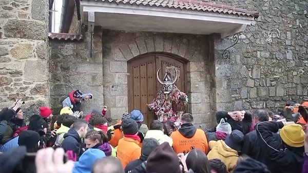 Piornal Belediyesi, iki gün süren etkinlikler kapsamında festivalde fırlatılmak üzere 30 ton turp dağıtıldığını açıkladı. Turpların oldukça sert olması nedeniyle festival süresince hafif yaralananlar da oldu.