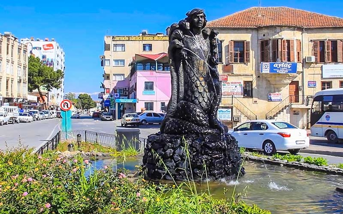 Şahmeran. Мерсин статуя девушки. Тарсус. Şahmeran фото. Savvy Tarsus.