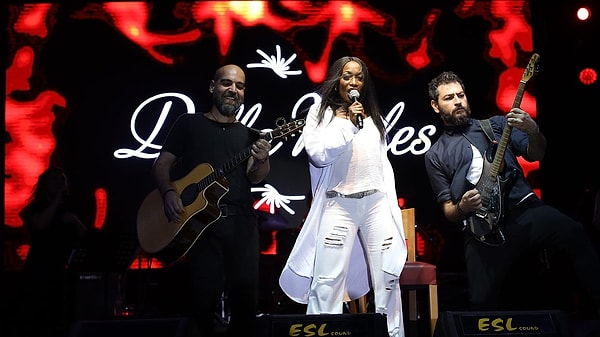 2018 yılında Türkiye'ye yerleşen Della Miles, Elbistan Festivali'nde sahnede Elbistan Belediye Başkanı Mehmet Gürbüz ile birlikte 'Dom Dom Kurşunu' söyledi.