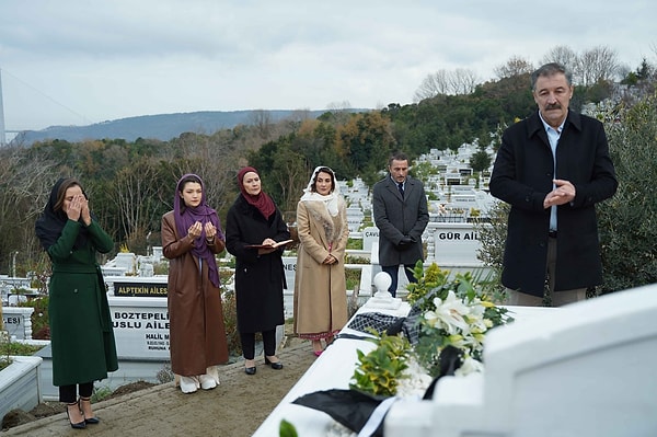 Üstelik Ateş Kuşları'nın başlarında büyük bir bela daha var. Kimsesizlik ve parasızlık onları bir kez daha vuruyor. Ateş Kuşları, evlerini kaybetme tehlikesi ile karşı karşıyalar.