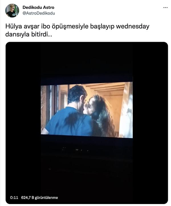 Twitter'da Dedikodu Astro dizinin bu sahnesini Hülya Avşar ile İbo'nun öpüşme sahnesi ve Wednesday'in ironik dansı ile birleştirdi.