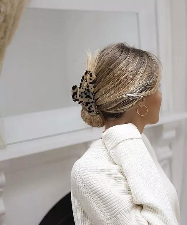 Claw clips, which have many styles and shapes, will be one of the important parts that complement the outfit in addition to getting your hair out of your face.