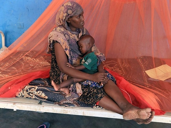 Uluslararası sivil toplum örgütü Save The Children'dan yapılan açıklamada, ülkedeki 3,9 milyon çocuğun ciddi derecede yetersiz beslendiği kaydedildi.