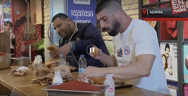 Peki James Webb'in tek mahareti bu mu derseniz, tabii ki de hayır. Webb, Adana'da düzenlenen acılı tost yeme yarışmasının da galibi olmuştu.