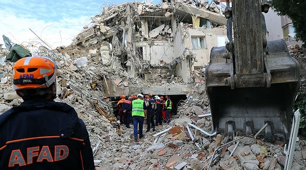 Uzun yıllardır ardı arkası kesilmeyen deprem verilerinde ise büyük İstanbul depreminin günden güne yaklaştığı belirtiliyor. Ünlü deprem profesörü Ahmet Ercan ise bu duruma isyan etti.