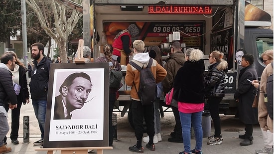 Kim Daha Sürrealist? Dali'nin Ölüm Yıl Dönümünde Lokma Döktürüldü!