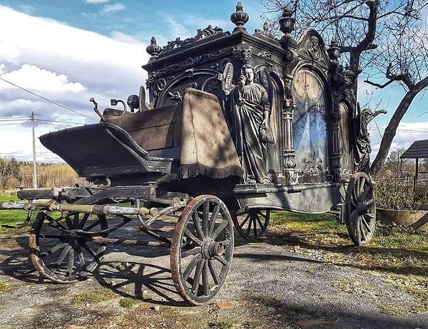 7. 1800'lü yıllarda Avrupa'da kullanılan cenaze arabası.