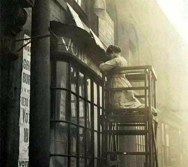 8. Kadınların seçme ve seçilme hakkını savunan Estelle Sylvia Pankhurst, "Kadınlara Oy" yazarken. (1912)