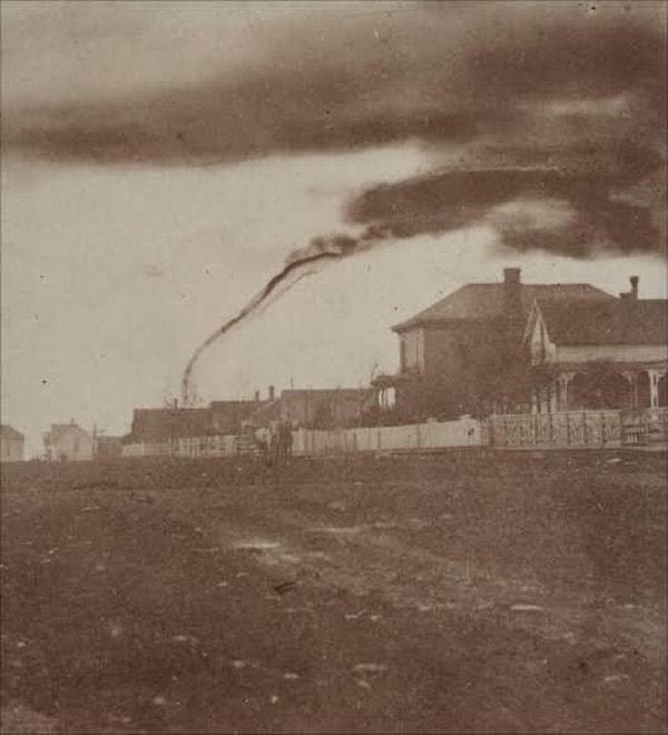 15. Bir hortumun bilinen çekilmiş ilk fotoğrafı. (1884, Kansas)