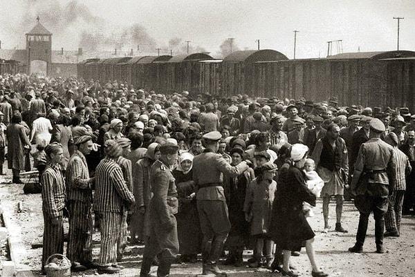 7. Holokost, İkinci Dünya Savaşı sırasında Yahudileri hedefleyen ve yaklaşık 6 milyon Yahudi'nin öldürüldüğü akılalmaz bir soykırımdı.