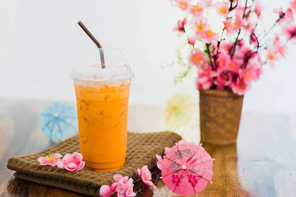 6. Tayland: Cha yen. Süt ve şekerden yapılan ve sıcak veya soğuk olarak servis edilen bir çaydır. Güneydoğu Asya'da popülerdir ve Tayland yemekleri sunan birçok restoranda servis edilir