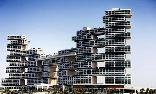 Стало известно, что стоимость люкса под названием Royal Mansion, в котором останавливались Бейонсе и ее семья, которые отправились в Дубай на концерт, составила около 82 тысяч долларов. Люкс, расположенный на 22 этаже, включает в себя кинозал, комнату для охраны и собственный бассейн. Также можно разместить 15 номеров рядом с этим люксом, если потребуется больше комнат.