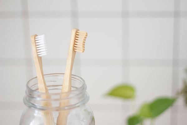 Diş fırçası kılıfı kullanmaksa maalesef sizi bakterilerden korumuyor: "Kılları nemli tutarak ve diş fırçasının kafasının kullanımlar arasında kurumasına izin vermeyerek bakterilerin büyümesi için daha uygun bir ortam yaratır."