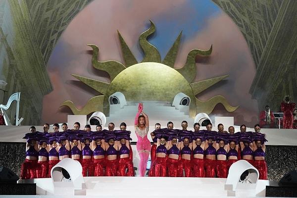 Atlantis The Royal isimli otelin açılışı için konser veren Beyonce'nin konserine ise sadece özel davetliler katılabildi.