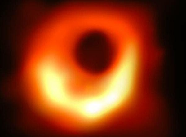 22. Bir kara deliğin ilk görüntüsü.