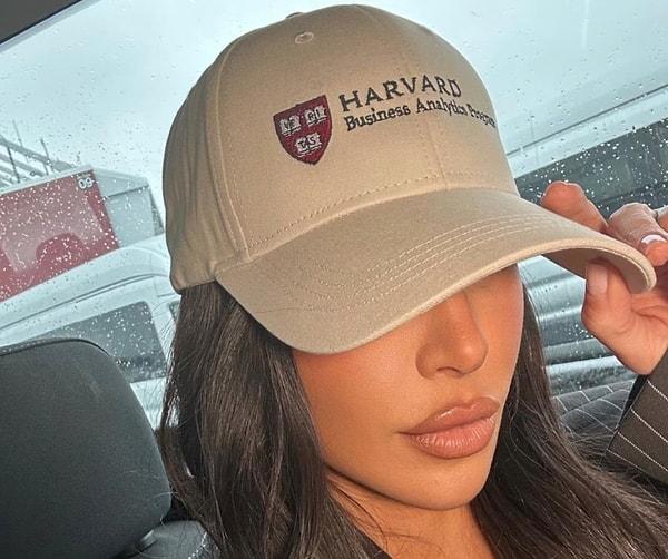 Bir de okulun şapkasıyla poz veren Kardashian sosyal medyada biraz kafa karışıklığı yaratıp eleştiri oklarını üzerine çekti...