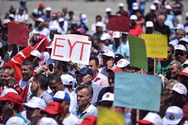 Mecis'te yasalaşması beklenen EYT düzenlemesi, Cumhurbaşkanı Erdoğan tarafından açıklandığı günden bu yana tartışmalar bitmiyor.