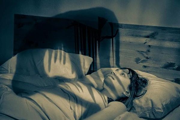 Uyku bozuklukları dış faktörlerden de kaynaklanabilir.