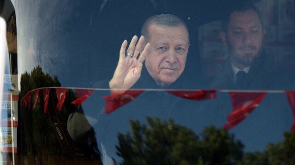 Cumhurbaşkanı Recep Tayyip Erdoğan, Bursa'da katıldığı Gençlik Buluşması programında seçim ile ilgili en net açıklamayı yaptı. Erdoğan Seçim tarihi ile ilgili olarak " 10 Mart'ta Cumhurbaşkanı olarak biz bu yetkimizi kullanacağız ve ondan sonra 60 gün süre var" diyerek 14 Mayıs'ı resmen işaret etti.
