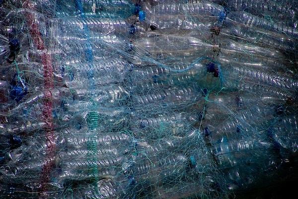 Ekonomik Kalkınma ve İşbirliği Örgütü, dünyadaki plastik atıkların yüzde 50'sinin depolama alanlarında, yüzde 19'unun yakıldığını ve yüzde 22'sinin kontrolsüz çöplüklerde son bulduğunu söylüyor.