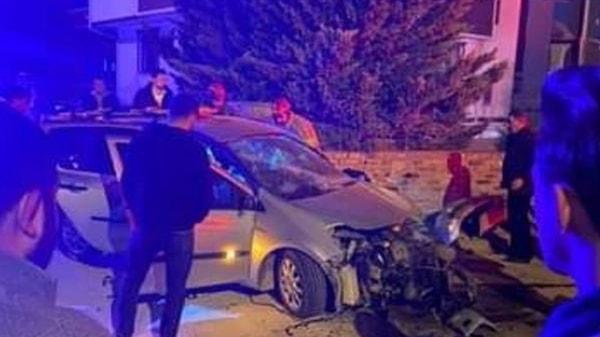 Kaza sonucu hurdaya dönen araçta sürücü ve yanındaki arkadaşı Nurettin Sobot yaralandı