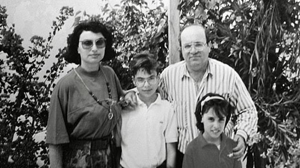 Güldal Homan ile 19 Temmuz 1976'da evlenen Mumcu'nun bir oğlu (Özgür) ve bir kızı (Özge) oldu