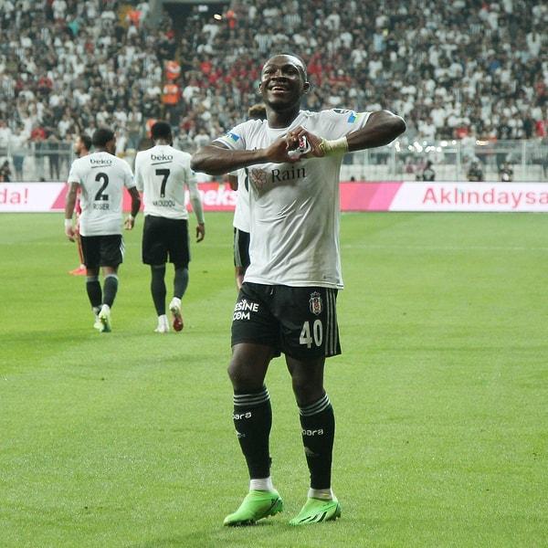 6. Beşiktaş, Jackson Muleka için 4 milyon euro öneren Al Ahly'nin teklifini reddetti. Beşiktaş, 7 milyon euro teklif olursa görüşmelere açık.