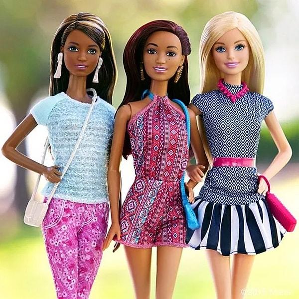 Eskiden kız çocuklar oyuncak bebeklerle oynarken annelik içgüdülerini geliştirmeye teşvik edilirdi. Peki Barbie aslında nasıl ortaya çıktı? İsterseniz gelin size önce Barbie'nin hikayesini anlatalım...