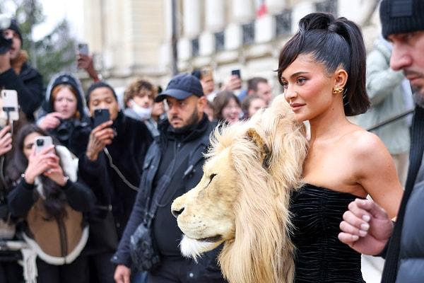 Kylie Jenner da defilede aslan başlı elbisesiyle ön sıradaydı.