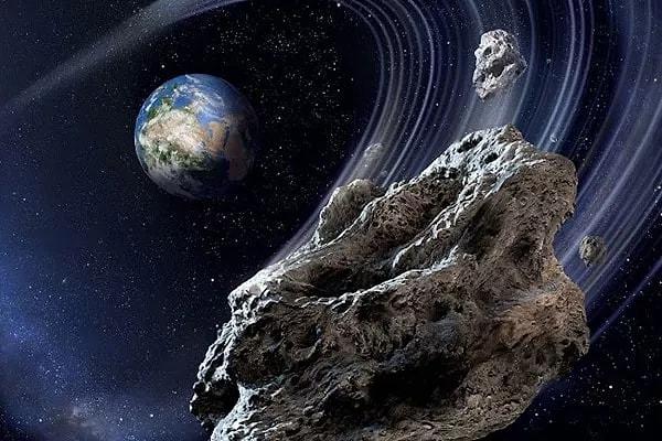 NASA, çapı 25 metreden küçük olan asteroitlerin büyük olasılıkla Dünya atmosferine girdiklerinde yanarak yerde çok az hasara veya hiç hasara yol açmayacaklarını belirtiyor.