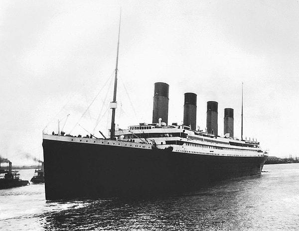 6. Titanik: 15 Nisan 1912'nin erken saatlerinde, ikiye bölünmüş olan Titanik'in devasa gövdesi, okyanusun derinliklerine battı.  O gece, 1.300'den fazla can kaybedildi.