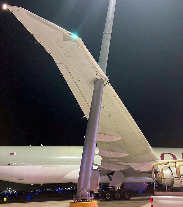 6. Стриптиз на шесте — аэропортная версия