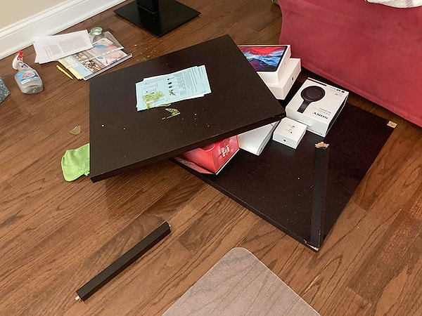 10. «Не позавтракала, слишком резко встала с дивана, отключилась во время сдачи экзамена по Zoom, упав на самый дорогой предмет мебели в доме, разбила телефон, порезала ухо осколком стекла, потянула бицепс и не смогла вовремя сдать экзамен. А как начался ваш день?»