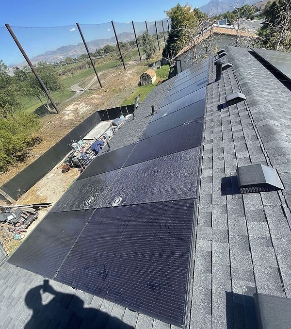 19. Да что вообще может пойти не так, когда устанавливаешь на крышу солнечные батареи, а рядом поле для гольфа?