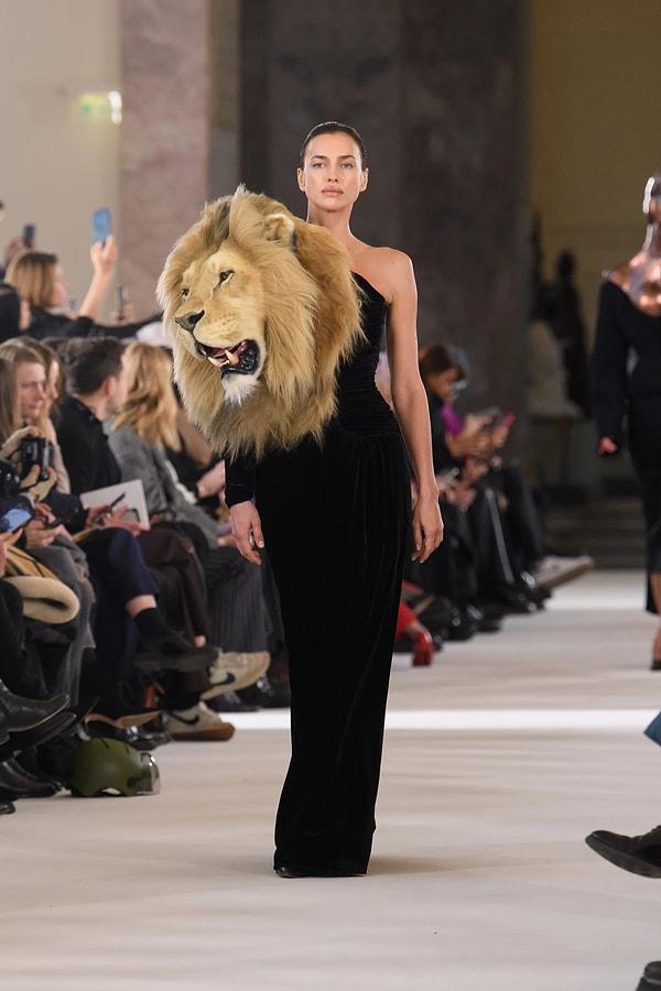 Kylie Jenner ile dikkatleri üzerine çeken aslan başlı elbiseyi taşıyan ise Irina Shayk oldu.